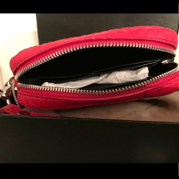 Red wristlet - Picture 3 of 5